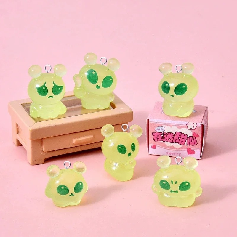 10Pcs Luminous Mini Green Alie - Resin Art Jewellery Kit recension och pris